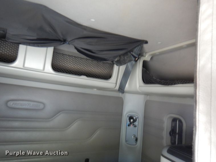 image for item HD9102 2007 Freightliner Columbia  semi truck