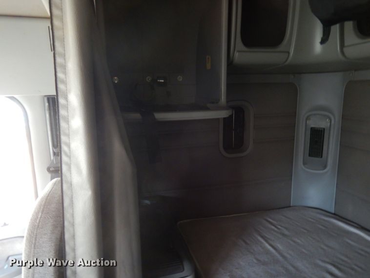 image for item HD9102 2007 Freightliner Columbia  semi truck