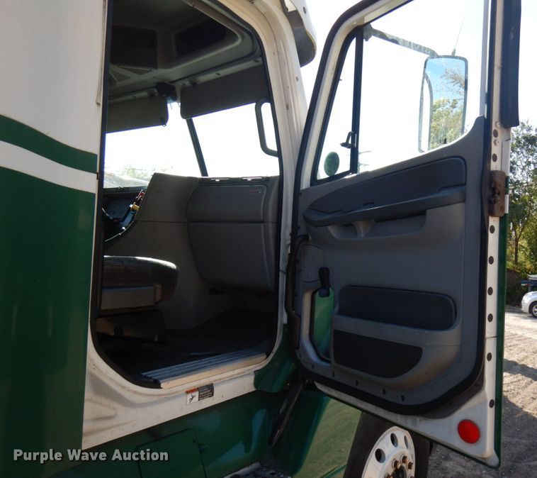 image for item HD9102 2007 Freightliner Columbia  semi truck