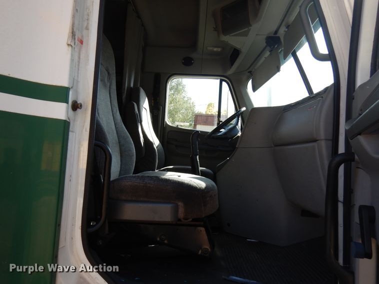 image for item HD9102 2007 Freightliner Columbia  semi truck