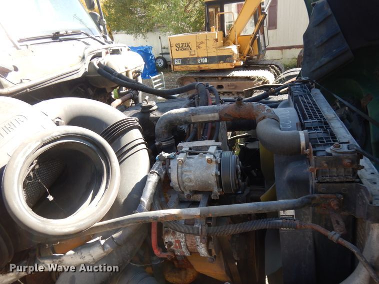 image for item HD9102 2007 Freightliner Columbia  semi truck