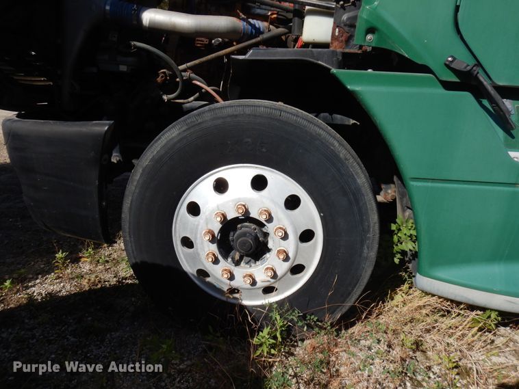 image for item HD9102 2007 Freightliner Columbia  semi truck