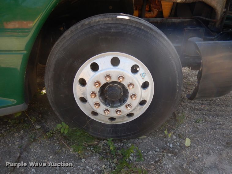 image for item HD9102 2007 Freightliner Columbia  semi truck