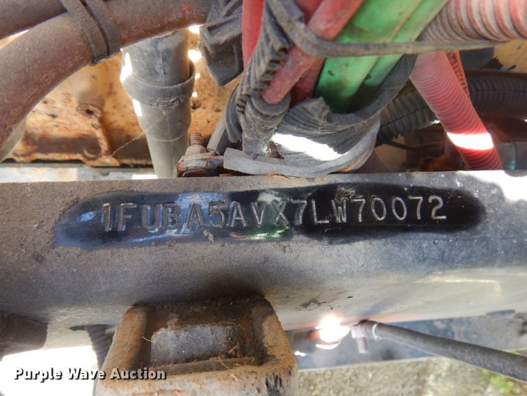 image for item HD9102 2007 Freightliner Columbia  semi truck