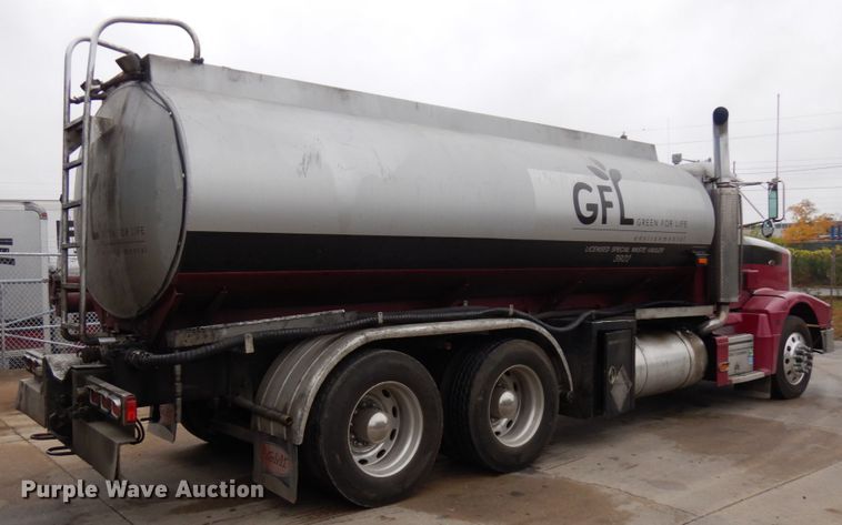 image for item HD9108 1993 Peterbilt 377  fuel truck