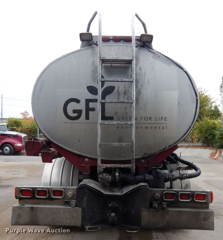 image for item HD9108 1993 Peterbilt 377  fuel truck