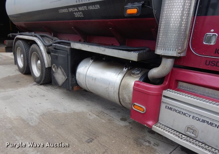 image for item HD9108 1993 Peterbilt 377  fuel truck