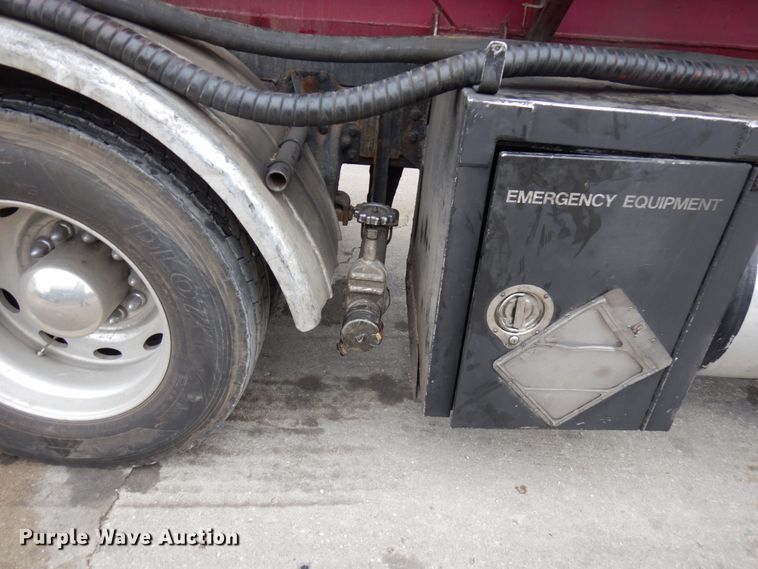 image for item HD9108 1993 Peterbilt 377  fuel truck