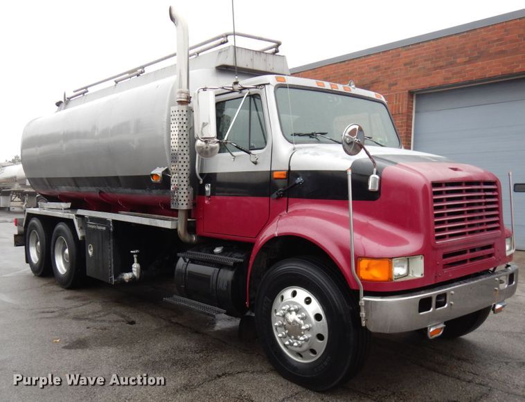 image for item HD9113 1995 International 8100  fuel truck