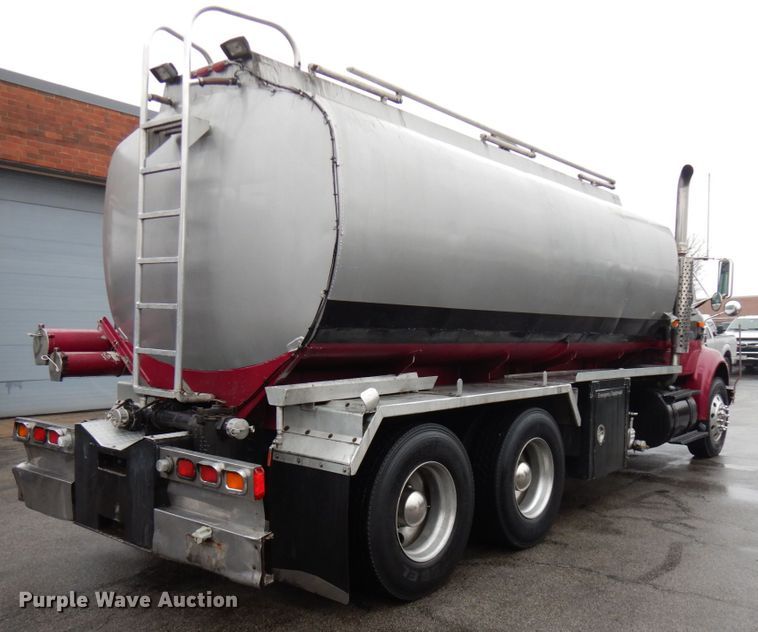 image for item HD9113 1995 International 8100  fuel truck