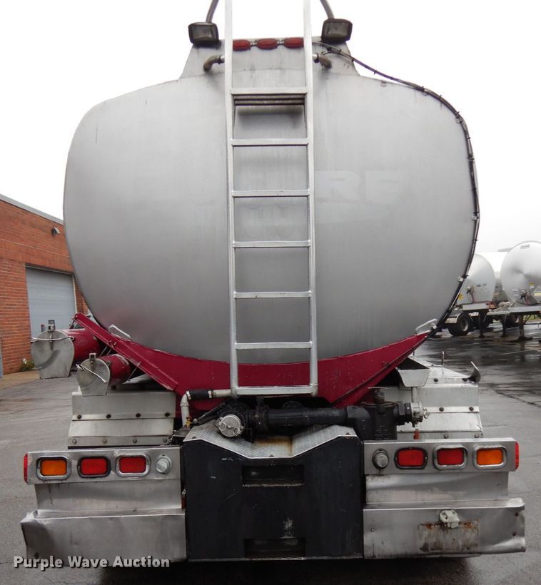 image for item HD9113 1995 International 8100  fuel truck