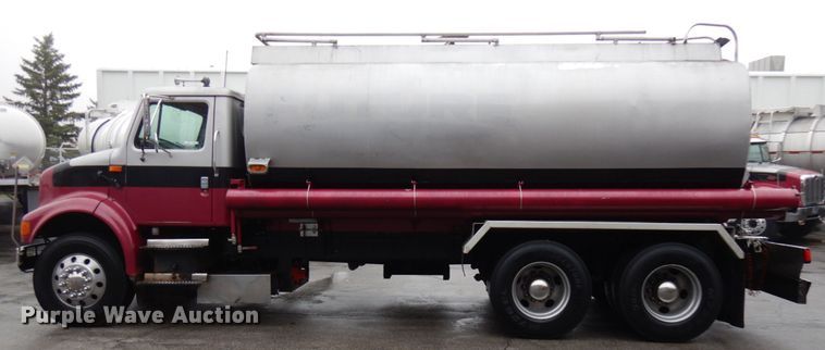 image for item HD9113 1995 International 8100  fuel truck