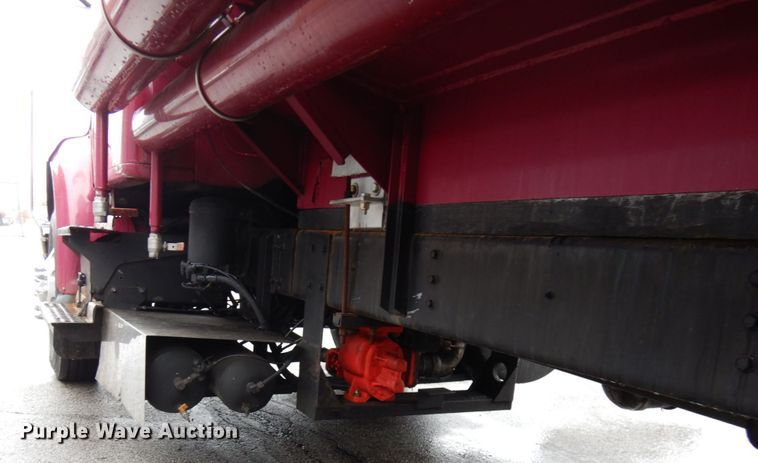 image for item HD9113 1995 International 8100  fuel truck