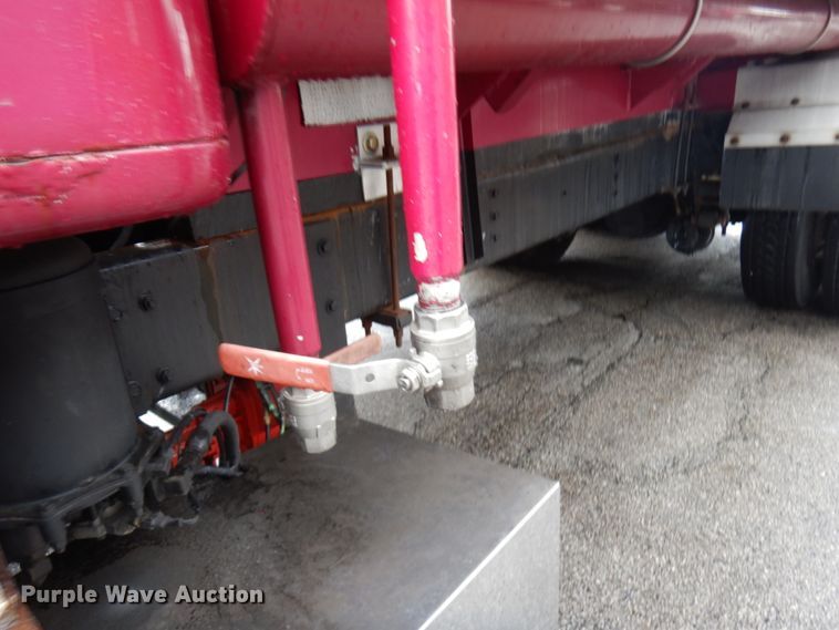 image for item HD9113 1995 International 8100  fuel truck