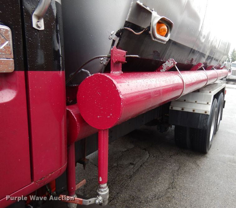 image for item HD9113 1995 International 8100  fuel truck