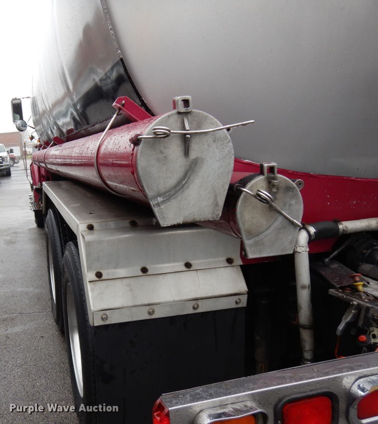 image for item HD9113 1995 International 8100  fuel truck