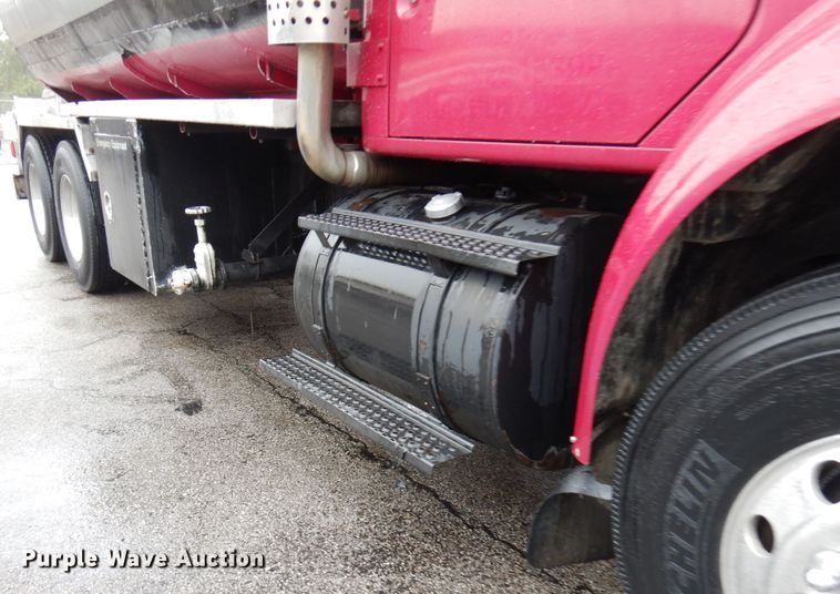 image for item HD9113 1995 International 8100  fuel truck