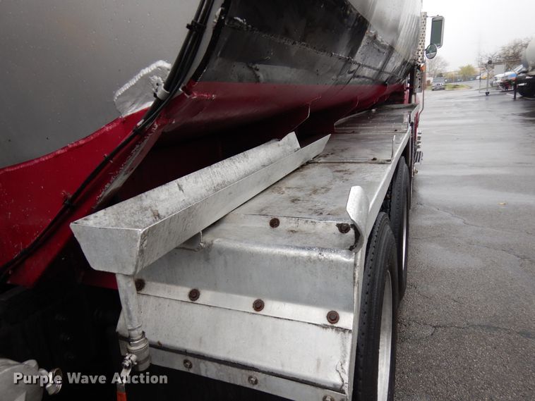 image for item HD9113 1995 International 8100  fuel truck