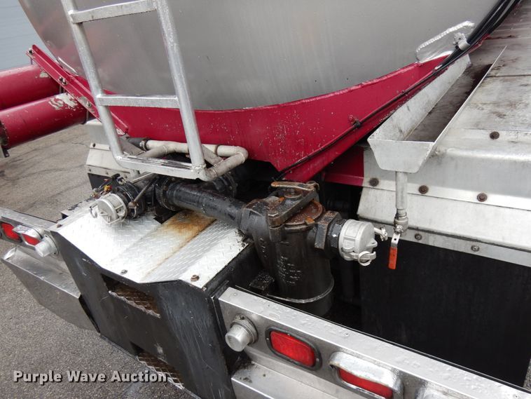 image for item HD9113 1995 International 8100  fuel truck