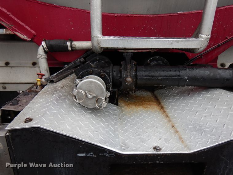 image for item HD9113 1995 International 8100  fuel truck