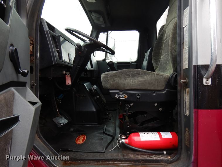 image for item HD9113 1995 International 8100  fuel truck