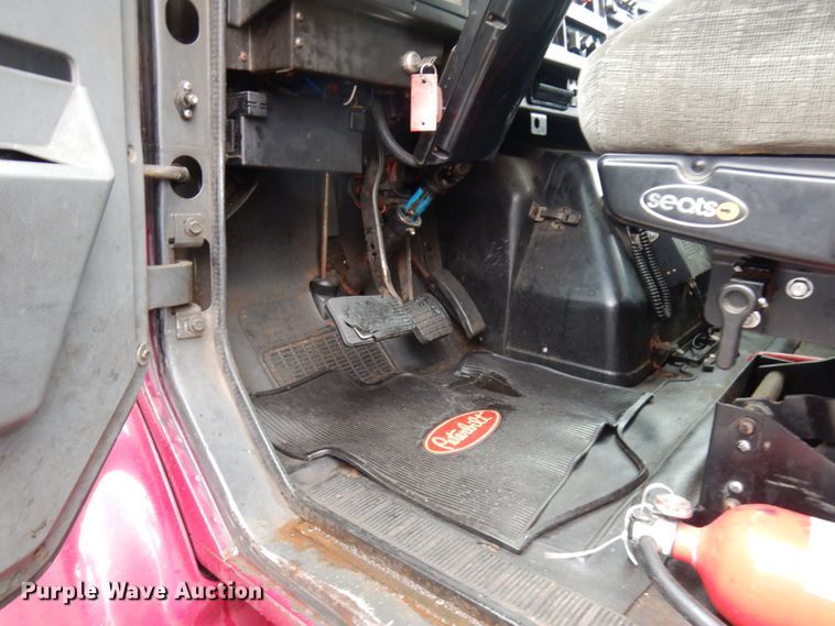 image for item HD9113 1995 International 8100  fuel truck