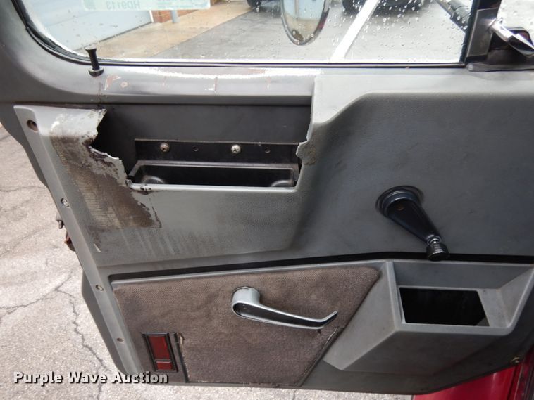 image for item HD9113 1995 International 8100  fuel truck