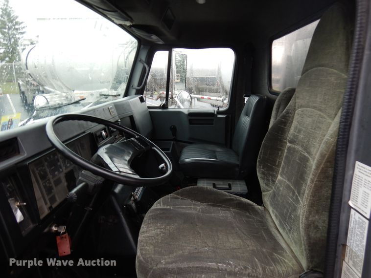 image for item HD9113 1995 International 8100  fuel truck