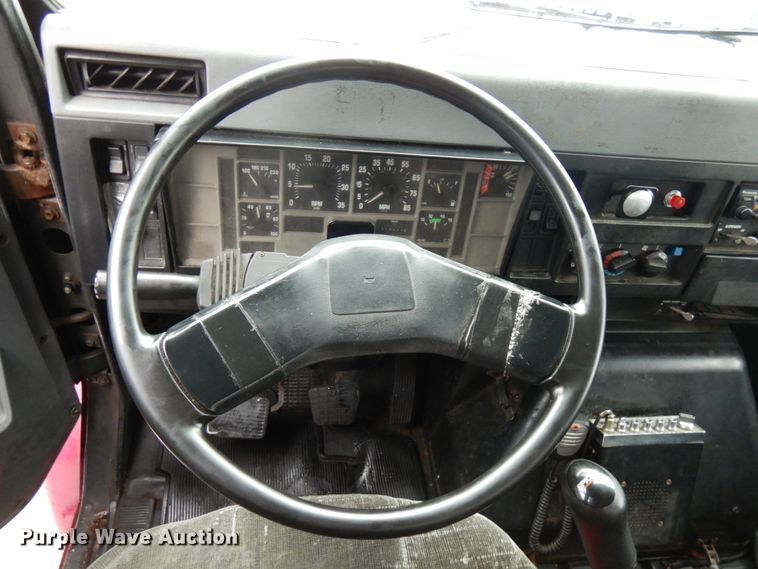 image for item HD9113 1995 International 8100  fuel truck