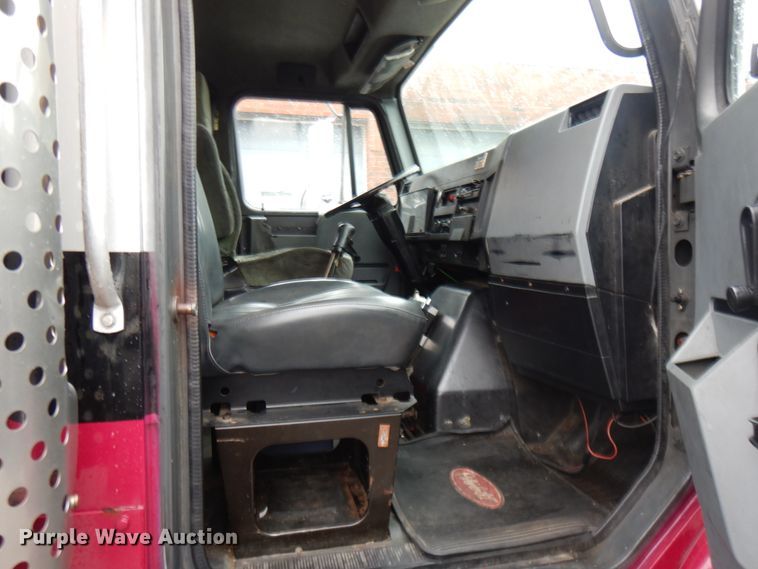 image for item HD9113 1995 International 8100  fuel truck