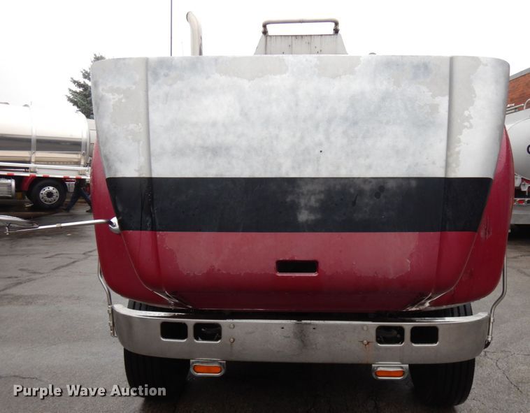 image for item HD9113 1995 International 8100  fuel truck