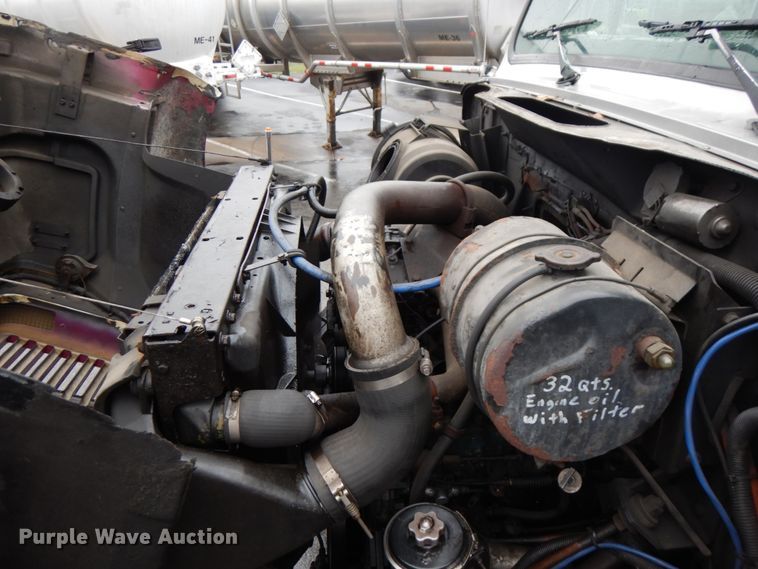 image for item HD9113 1995 International 8100  fuel truck