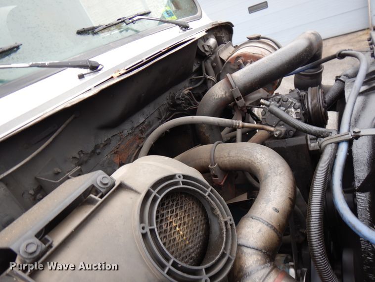 image for item HD9113 1995 International 8100  fuel truck