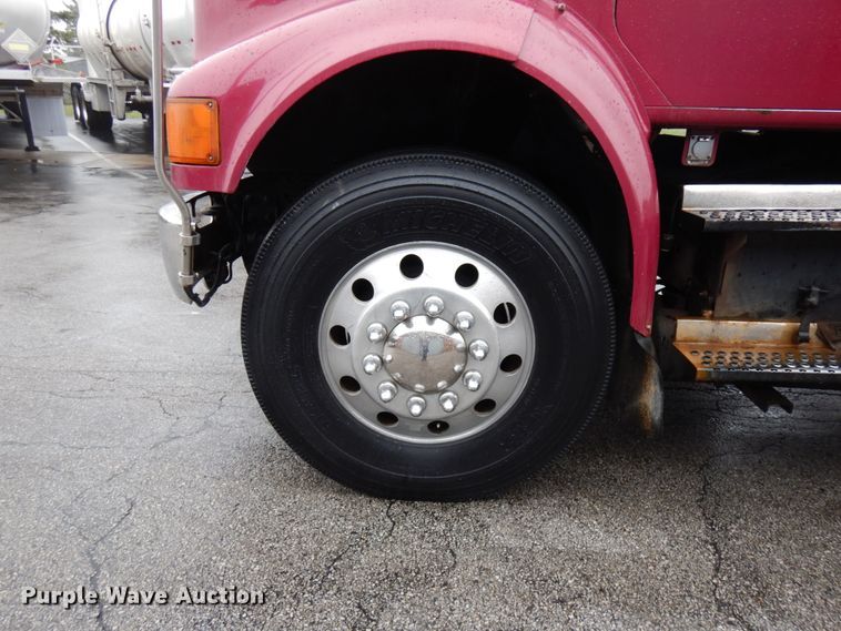 image for item HD9113 1995 International 8100  fuel truck