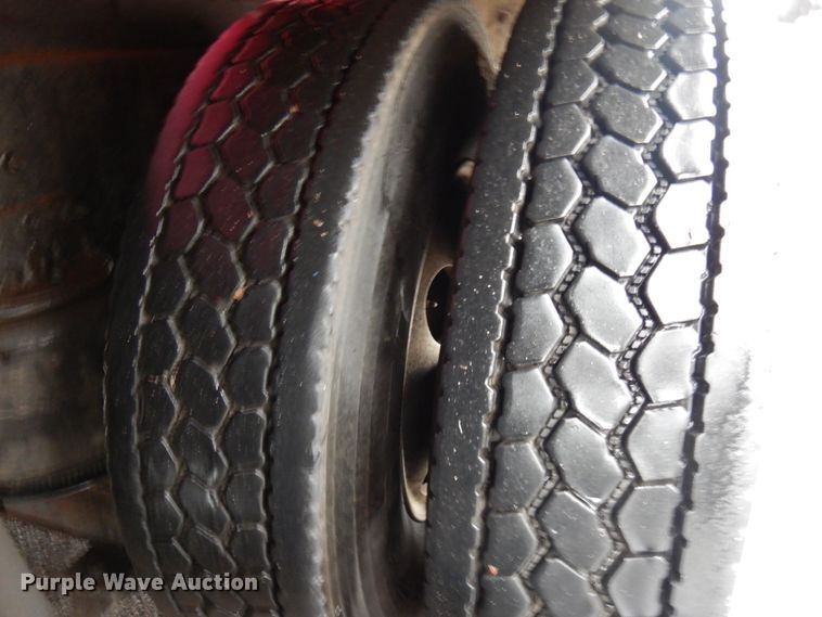 image for item HD9113 1995 International 8100  fuel truck