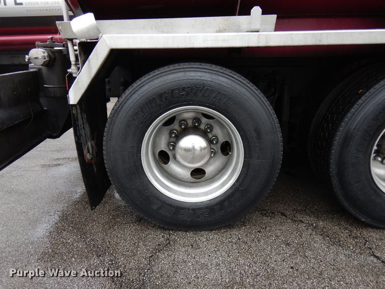 image for item HD9113 1995 International 8100  fuel truck