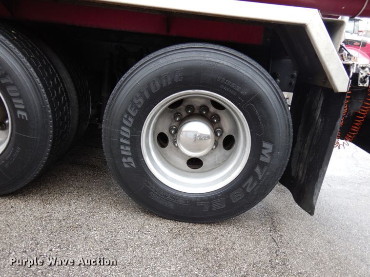 image for item HD9113 1995 International 8100  fuel truck