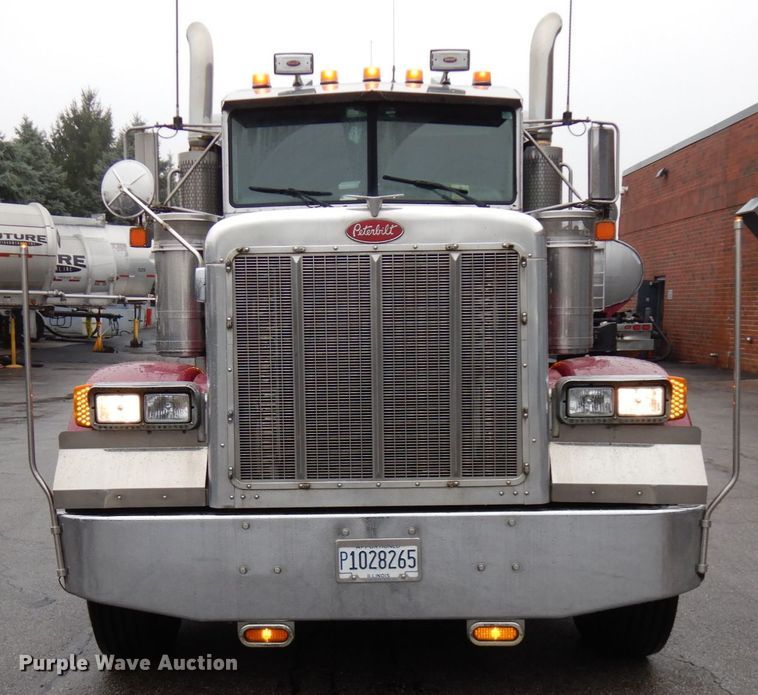 image for item HD9116 2004 Peterbilt 379  semi truck