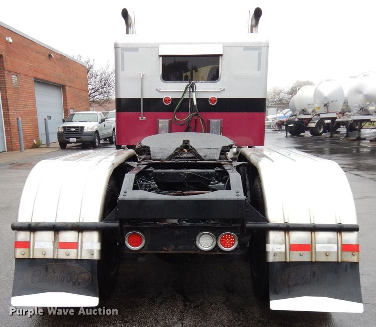 image for item HD9116 2004 Peterbilt 379  semi truck