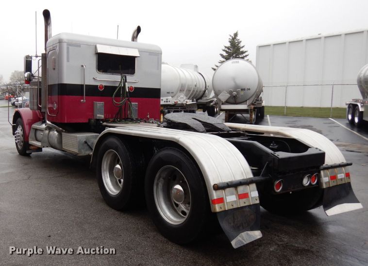image for item HD9116 2004 Peterbilt 379  semi truck