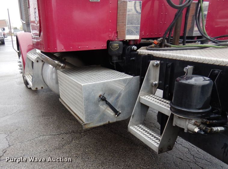 image for item HD9116 2004 Peterbilt 379  semi truck