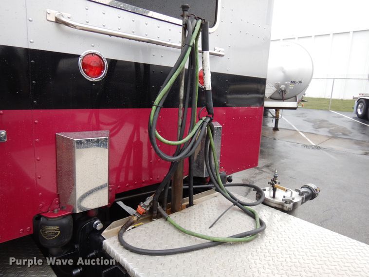 image for item HD9116 2004 Peterbilt 379  semi truck