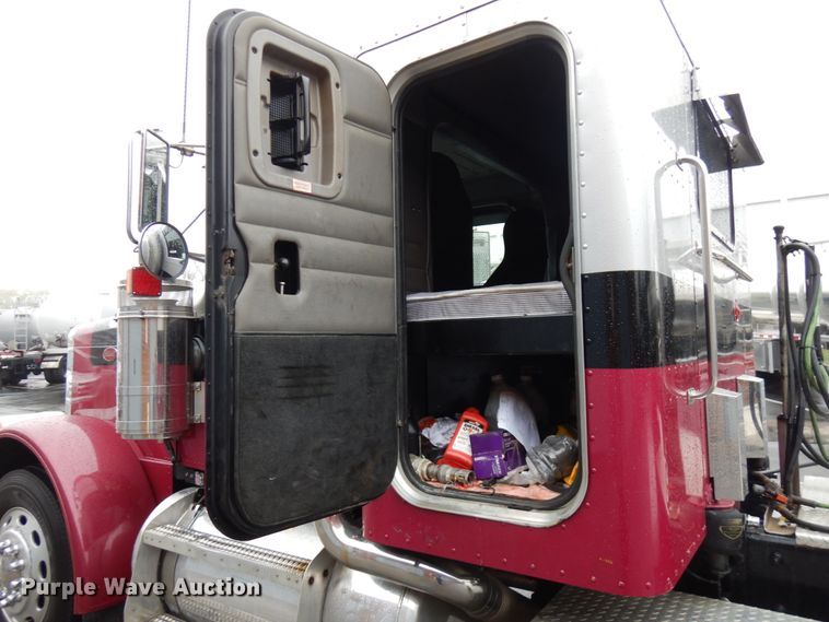 image for item HD9116 2004 Peterbilt 379  semi truck