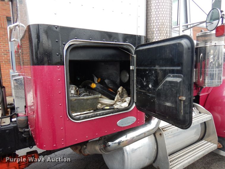 image for item HD9116 2004 Peterbilt 379  semi truck