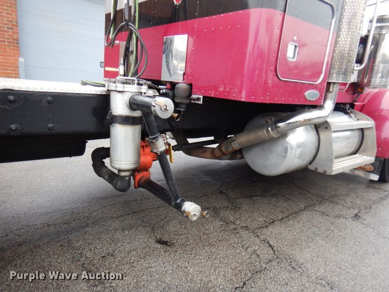 image for item HD9116 2004 Peterbilt 379  semi truck