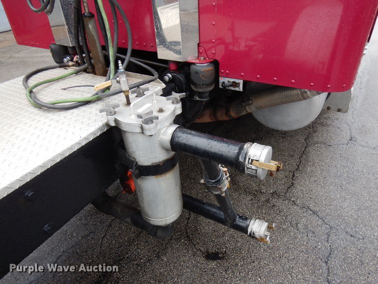 image for item HD9116 2004 Peterbilt 379  semi truck