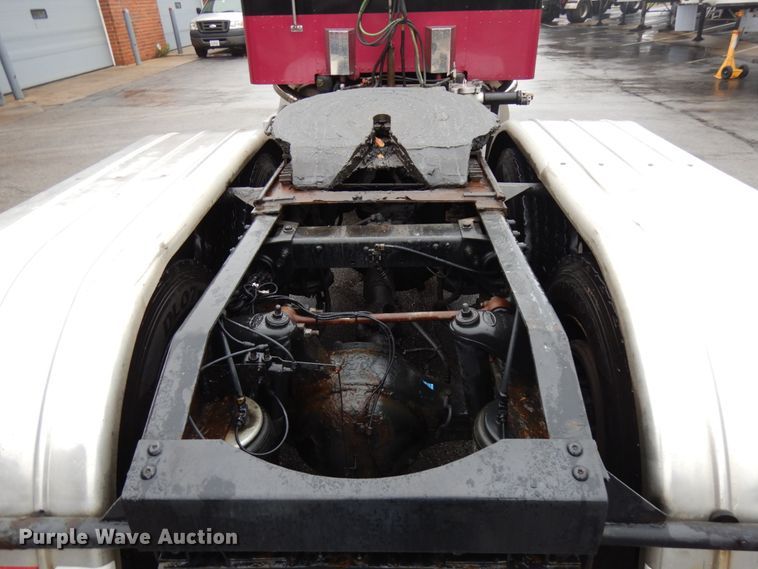 image for item HD9116 2004 Peterbilt 379  semi truck