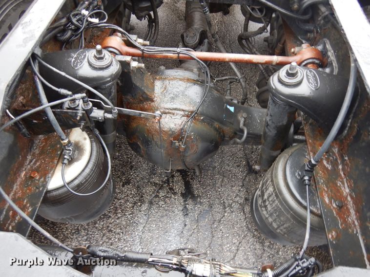 image for item HD9116 2004 Peterbilt 379  semi truck