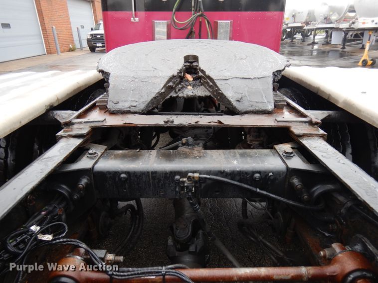 image for item HD9116 2004 Peterbilt 379  semi truck