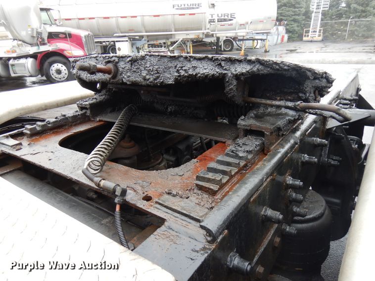 image for item HD9116 2004 Peterbilt 379  semi truck